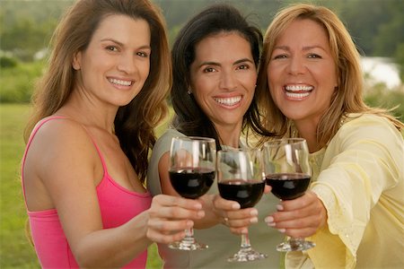simsearch:625-00902698,k - Portrait of two mid adult women and a mature woman holding wine glasses Foto de stock - Sin royalties Premium, Código: 625-01039670