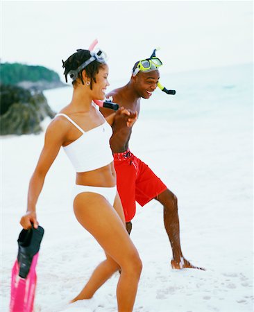 Side profile of a young couple walking on the beach, Bermuda Stock Photo - Premium Royalty-Free, Code: 625-01095876