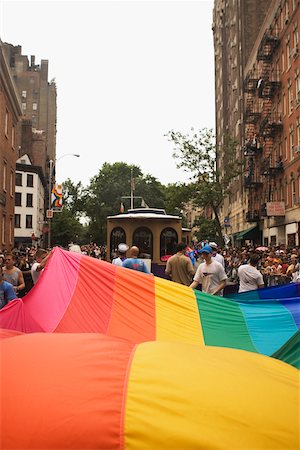 Group of people pulling a giant gay pride flag at a gay parade Foto de stock - Sin royalties Premium, Código: 625-01097150