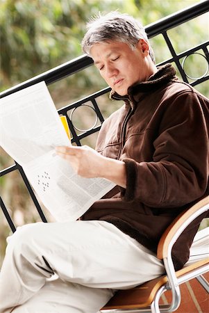 simsearch:625-02268087,k - Side profile of a senior man reading a newspaper Foto de stock - Sin royalties Premium, Código: 625-01097640