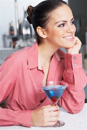 Close-up of a businesswoman with a glass of cocktail smiling in a bar Foto de stock - Sin royalties Premium, Código: 625-01097906