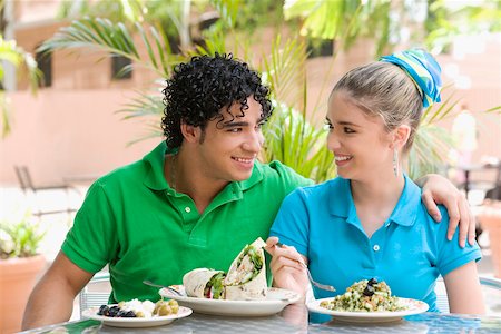 simsearch:625-00902698,k - Close-up of a young man and a teenage girl sitting at a table in a restaurant Foto de stock - Sin royalties Premium, Código: 625-01093767
