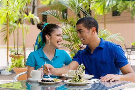 simsearch:625-00902698,k - Young man and a teenage girl sitting in a restaurant and smiling Foto de stock - Sin royalties Premium, Código: 625-01093784