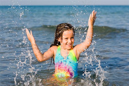 simsearch:625-01748893,k - Close-up of a girl playing in the sea Stock Photo - Premium Royalty-Free, Code: 625-01093940