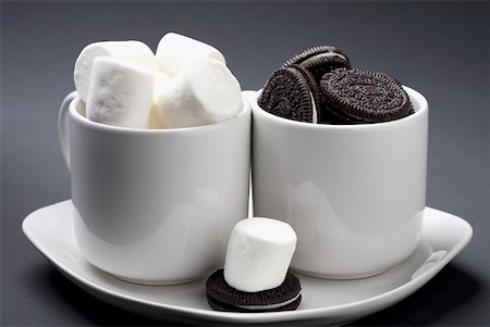 simsearch:625-01250196,k - Close-up of cookies and marshmallows in two cup Stock Photo - Premium Royalty-Free, Code: 625-01249599