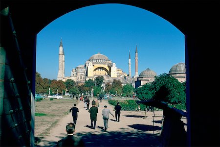 sultan ahmed mosque - Rear view of tourist walking towards a mosque, Blue Mosque, Istanbul, Turkey Foto de stock - Sin royalties Premium, Código: 625-01249985