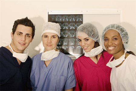 simsearch:640-01364042,k - Portrait of a male surgeon and three female surgeons standing in front of an MRI scan Stock Photo - Premium Royalty-Free, Code: 625-01250378