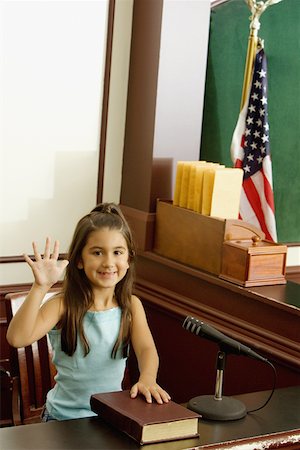 Fille imitant un serment de prise de témoin dans un palais de justice Photographie de stock - Premium Libres de Droits, Code: 625-01250489