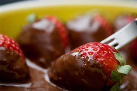 simsearch:625-01250196,k - Close-up of a fork with chocolate covered strawberries Stock Photo - Premium Royalty-Free, Code: 625-01251262