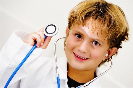 simsearch:625-01249642,k - Portrait of a boy holding a stethoscope Foto de stock - Sin royalties Premium, Código: 625-01251274