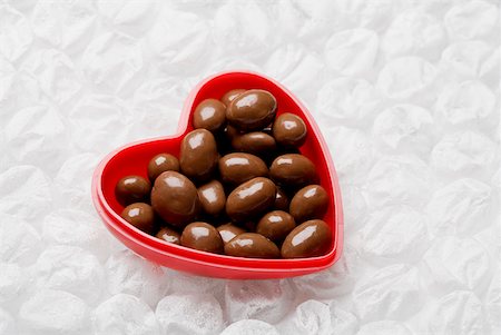 simsearch:625-01250196,k - Close-up of chocolates in a heart shaped container Stock Photo - Premium Royalty-Free, Code: 625-01251667