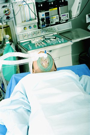 patient oxygen breathing - High angle view of a female patient lying on an operating table Stock Photo - Premium Royalty-Free, Code: 625-01251965