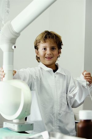 simsearch:625-01249642,k - Portrait of a boy imitating a doctor and operating an X-Ray machine Foto de stock - Sin royalties Premium, Código: 625-01252233