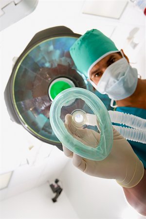 simsearch:625-01249642,k - Portrait of a male surgeon holding an oxygen mask Foto de stock - Sin royalties Premium, Código: 625-01252289