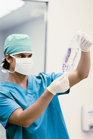simsearch:625-01249642,k - Male surgeon holding an IV drip bag Foto de stock - Sin royalties Premium, Código: 625-01252391