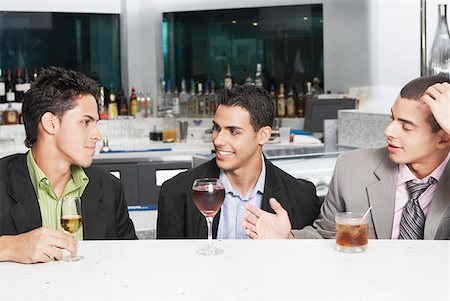 simsearch:625-00902698,k - Three businessmen sitting at a bar counter Foto de stock - Sin royalties Premium, Código: 625-01264641