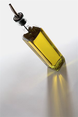 pourer - Close-up of a bottle of olive oil Stock Photo - Premium Royalty-Free, Code: 625-01261203