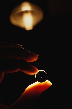 Gros plan des doigts d'une personne tenant une lentille microscope, préfecture de Tokyo, Japon Photographie de stock - Premium Libres de Droits, Code: 625-01261736