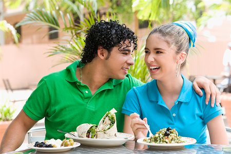 simsearch:625-00902698,k - Close-up of a young man and a teenage girl sitting at a table in a restaurant Foto de stock - Sin royalties Premium, Código: 625-01261794