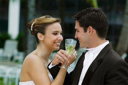 simsearch:625-01092421,k - Side profile of a bride and her groom toasting with champagne flutes Stock Photo - Premium Royalty-Free, Code: 625-01262089