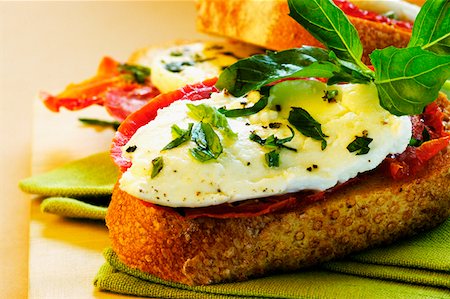 simsearch:625-01261270,k - Close-up of cheese and herbs on bread Stock Photo - Premium Royalty-Free, Code: 625-01262923