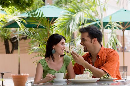 simsearch:625-00902698,k - Mid adult man feeding a teenage girl with a fork at a restaurant Foto de stock - Sin royalties Premium, Código: 625-01263458
