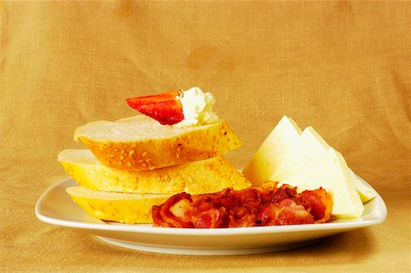 simsearch:625-01261270,k - Close-up of slices of bread and cheese on a plate Stock Photo - Premium Royalty-Free, Code: 625-01263814