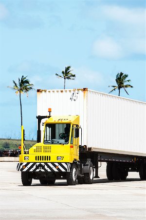 Truck driver driving a semi-truck Nawiliwili Beach Park, Kauai, Hawaii Islands, USA Foto de stock - Sin royalties Premium, Código: 625-01746208