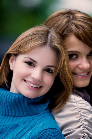 Portrait of two young women back to back and smiling Foto de stock - Sin royalties Premium, Código: 625-01746512