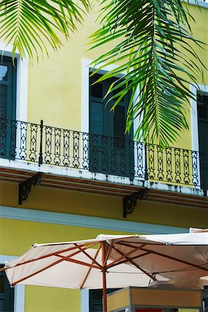 simsearch:625-01746383,k - Parapluie de patio devant un immeuble, le vieux San Juan, San Juan, Puerto Rico Photographie de stock - Premium Libres de Droits, Code: 625-01747853