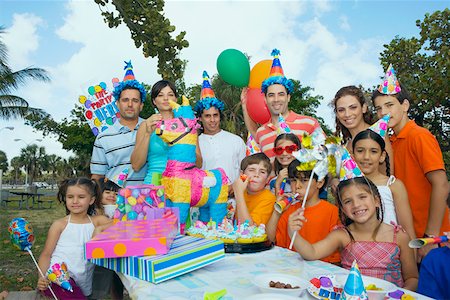 Group of people celebrating a birthday party Foto de stock - Sin royalties Premium, Código: 625-01749020