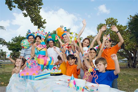 Group of people celebrating a birthday party Foto de stock - Sin royalties Premium, Código: 625-01749022