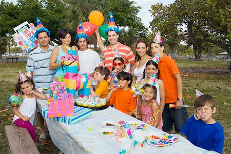 Family friends celebrating a birthday party with their children Foto de stock - Sin royalties Premium, Código: 625-01749031