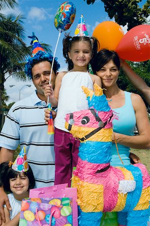 Mid adult couple with their daughters celebrating a birthday party Foto de stock - Sin royalties Premium, Código: 625-01749049