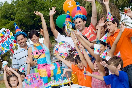 Group of people celebrating a birthday party Foto de stock - Sin royalties Premium, Código: 625-01749052