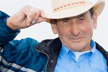 simsearch:625-02268087,k - Portrait of a senior man wearing a hat and smiling Foto de stock - Sin royalties Premium, Código: 625-01749258