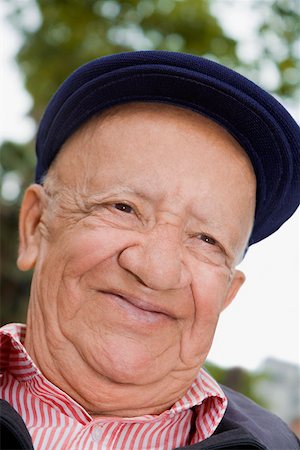 simsearch:625-02268087,k - Close-up of a senior man smiling Foto de stock - Sin royalties Premium, Código: 625-01749293