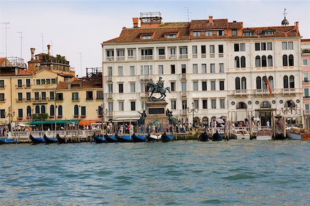 simsearch:625-01751332,k - Gondolas docked in front of a statue, Vittorio Emanuele II Statue, Riva Degli Schiavoni, Venice, Italy Stock Photo - Premium Royalty-Free, Code: 625-01750801