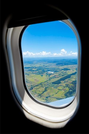 Vue aérienne d'un paysage vu à travers une fenêtre d'avion Photographie de stock - Premium Libres de Droits, Code: 625-01750909