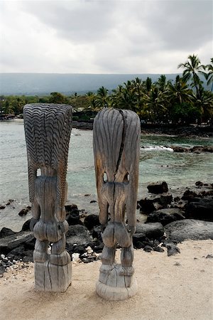 pic palm tree beach big island - Statues of tiki torch on the beach, City Of Refuge, Kona Coast Puuhonua O Honaunau National Historical Park, Big Island, Stock Photo - Premium Royalty-Free, Code: 625-01751263