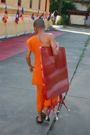 simsearch:700-03814291,k - Rear view of a monk carrying a folded table and walking on the road, Vientiane, Laos Foto de stock - Sin royalties Premium, Código: 625-01752909