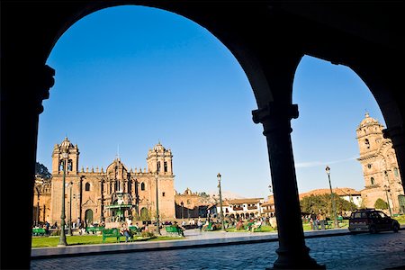 simsearch:625-01746383,k - Touristes marchant devant une cathédrale, la Plaza-de-Armas, Cusco, Pérou Photographie de stock - Premium Libres de Droits, Code: 625-01753317