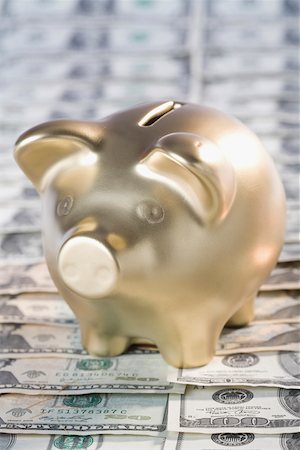 Close-up of a piggy bank on US paper currency Stock Photo - Premium Royalty-Free, Code: 625-02265968