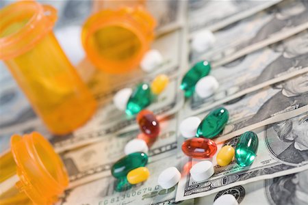 simsearch:625-00801281,k - Close-up of medicines and pill bottles on US paper currency Stock Photo - Premium Royalty-Free, Code: 625-02266069