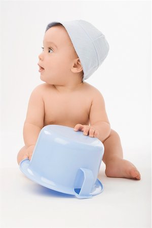 simsearch:625-02929316,k - Close-up of a baby boy playing with a bucket Stock Photo - Premium Royalty-Free, Code: 625-02266595