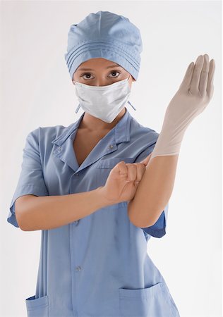 simsearch:625-02929180,k - Portrait of a female surgeon holding a syringe Stock Photo - Premium Royalty-Free, Code: 625-02267233