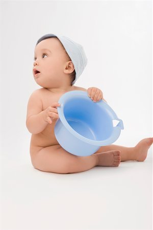 simsearch:625-02929316,k - Close-up of a baby boy playing with a bucket Stock Photo - Premium Royalty-Free, Code: 625-02267838