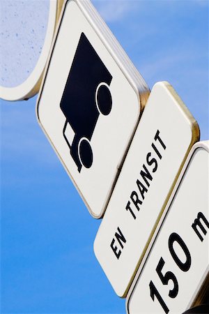 simsearch:625-01094222,k - Low angle view of a speed limit sign, Le Mans, France Stock Photo - Premium Royalty-Free, Code: 625-02927568