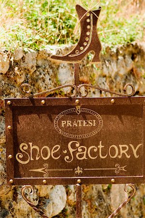 simsearch:630-03481458,k - Close-up of an information sign of a shoe factory, Monteriggioni, Siena Province, Tuscany, Italy Foto de stock - Sin royalties Premium, Código: 625-02927811