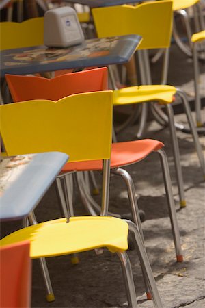 europe sidewalk cafe - Tables et chaises à une péninsule de Sorrente de cafe, Sorrento, trottoir, Province de Naples, Campanie, Italie Photographie de stock - Premium Libres de Droits, Code: 625-02927838
